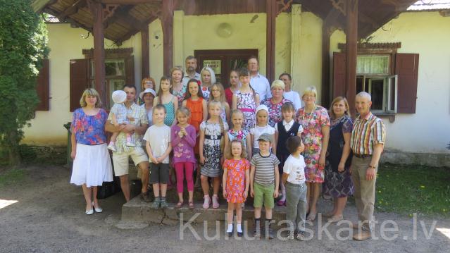 vizuālo darbu konkursa "Puķu lodziņš" noslēguma apbalvošanas pasākuma dalībnieki